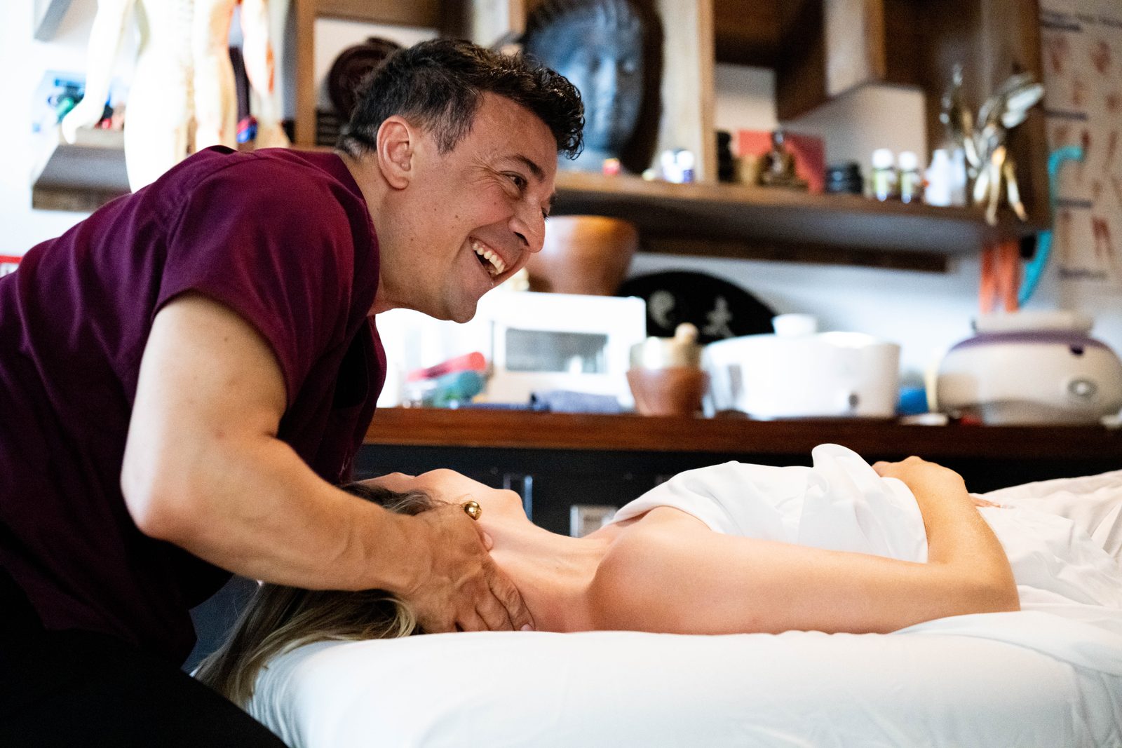 Richard Dalier en séance de massage